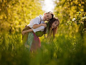 Sehsternchen Lisa und ihren kleinen Bruder Emil verbindet eine wunderbare Freundschaft. Lisa trägt ihren Bruder Emil huckepack im Garten