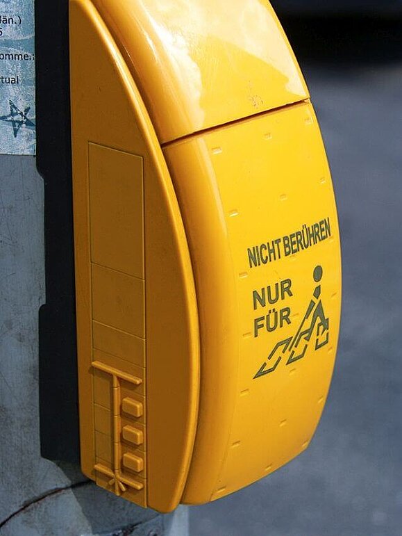 Ampelanlage mit Blindenakustik. Ampelanlage mit Blindenakustik. Mit Aufschrift "Nicht Berühren, nur für" und Piktogramm eines Menschen mit Taststock