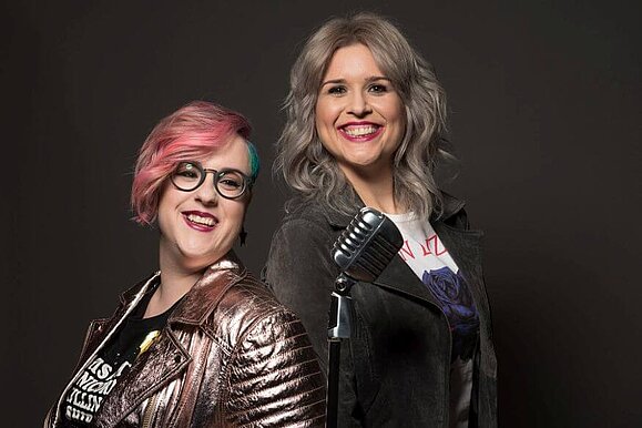 Die erfolgreichen FullAccess-Gründerinnen Martina Gollner und Christina Riedler (v. l.), Copyright: FullAccess Gründerinnen Martina Gollner und Christina Riedler stehen Rücken an Rücken und lächeln in die Kamera, Copyright: FullAccess