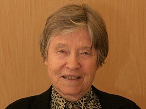 Frieda Verständig hat auch mit Rollator noch geturnt. Ältere Frau mit Kurzhaarfrisur und Leoprinthemd und schwarzer Jacke.