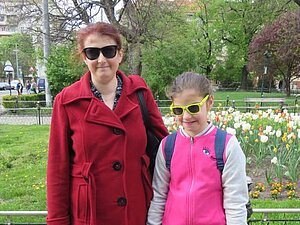 Die zehnjährige Vanessa und ihre Mama haben dieselbe Sehbehinderung: Ihnen fehlt die Iris. Die sehbehinderte Vanessa steht neben ihrer sehbehinderten Mama