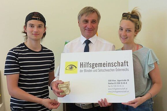 Werner Pirker und seine Kinder freuen sich über den kleinen „Goldschatz“. Werner Pirker und seine Kinder freuen sich über den Hauptgewinn der Lotterie Augenstern