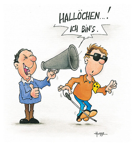 Mann hält Megafon ans Ohr von Mann mit Weißem Stock, Armbinde und Sonnenbrille und dröhnt: "Hallöchen! Ich bins.", sodass sich der sehbehinderte Mann erschreckt. 